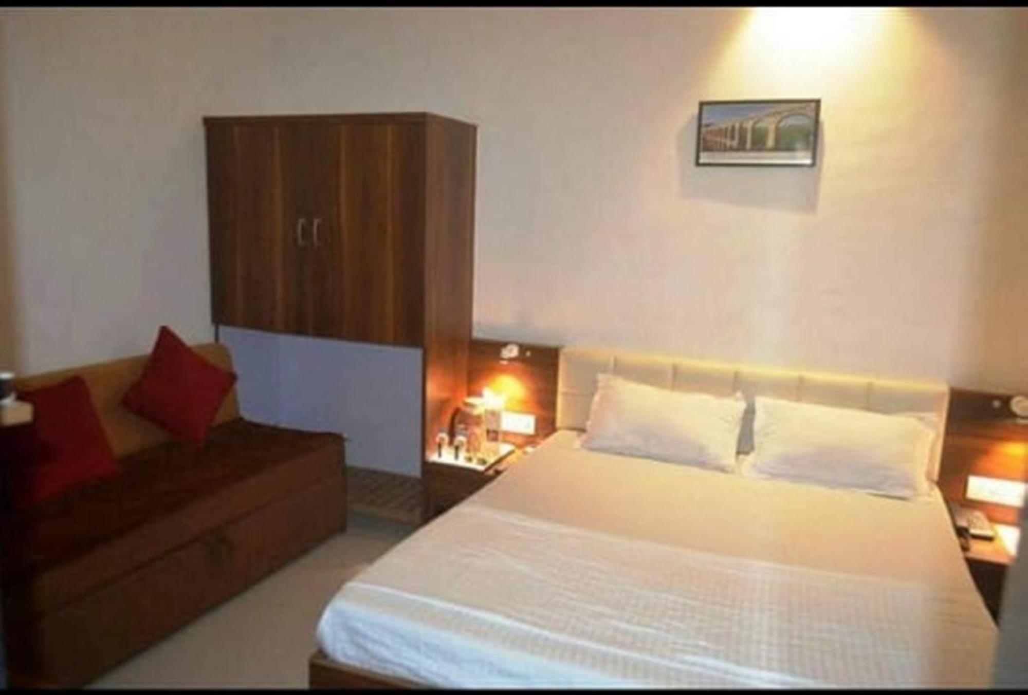 Hotel Chatako Ahmedabad Buitenkant foto